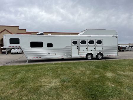 New 2025 Cimarron Trailers 4H 14'8" Trail Boss LQ Horse Trailer -DEMO