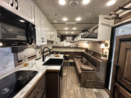 New 2025 Cimarron Trailers 4H 14'8" Trail Boss LQ Horse Trailer -DEMO