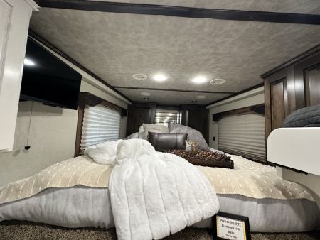 New 2025 Cimarron Trailers 4H 14'8" Trail Boss LQ Horse Trailer -DEMO