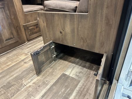 New 2025 Cimarron Trailers 4H 14'8" Trail Boss LQ Horse Trailer -DEMO