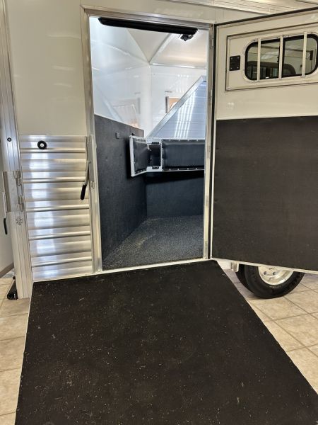 New 2025 Cimarron Trailers 4H 14'8" Trail Boss LQ Horse Trailer -DEMO