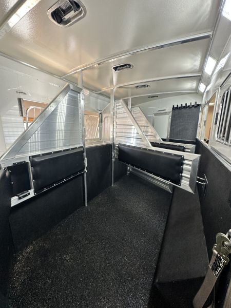 New 2025 Cimarron Trailers 4H 14'8" Trail Boss LQ Horse Trailer -DEMO