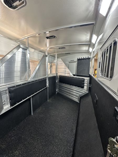 New 2025 Cimarron Trailers 4H 14'8" Trail Boss LQ Horse Trailer -DEMO
