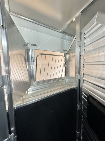 New 2025 Cimarron Trailers 4H 14'8" Trail Boss LQ Horse Trailer -DEMO