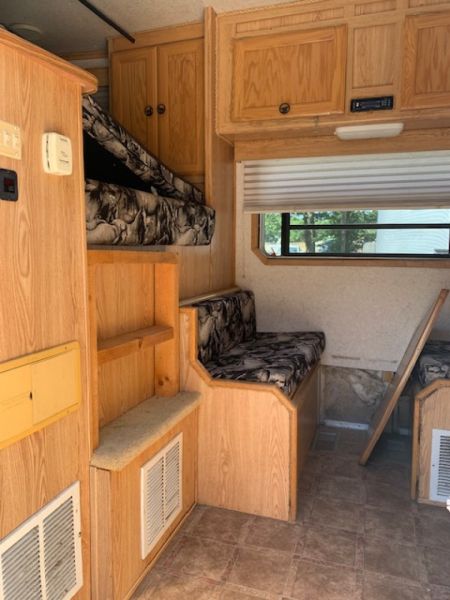 Used 2007 Featherlite Trailers 4h Slant GN LQ Horse Trailer