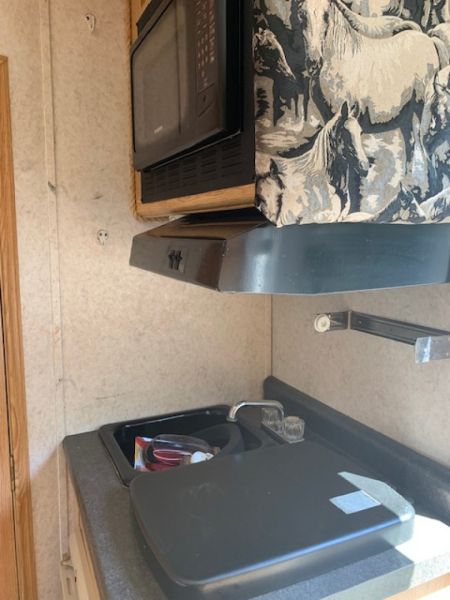 Used 2007 Featherlite Trailers 4h Slant GN LQ Horse Trailer