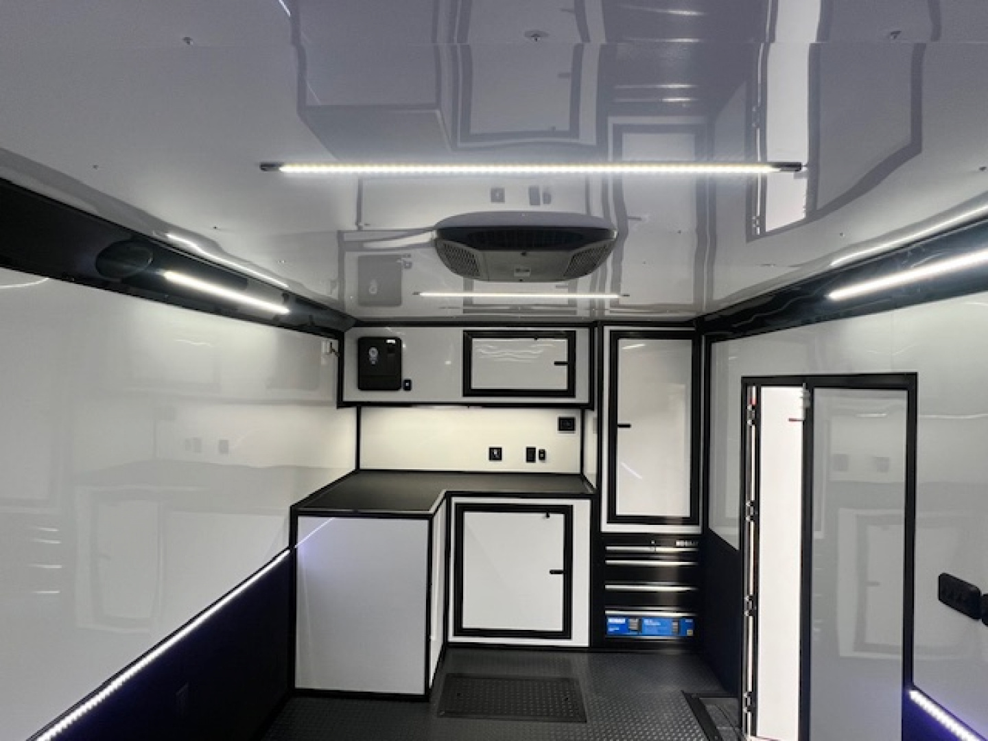 New Outlaw Race Trailer 8.5x26 14K White/Black-Out Race PKG #2