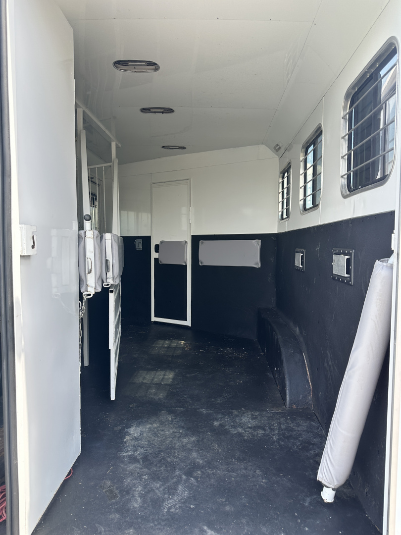 Used 2007 Bison Trailers 3H 10' LQ Horse Trailer