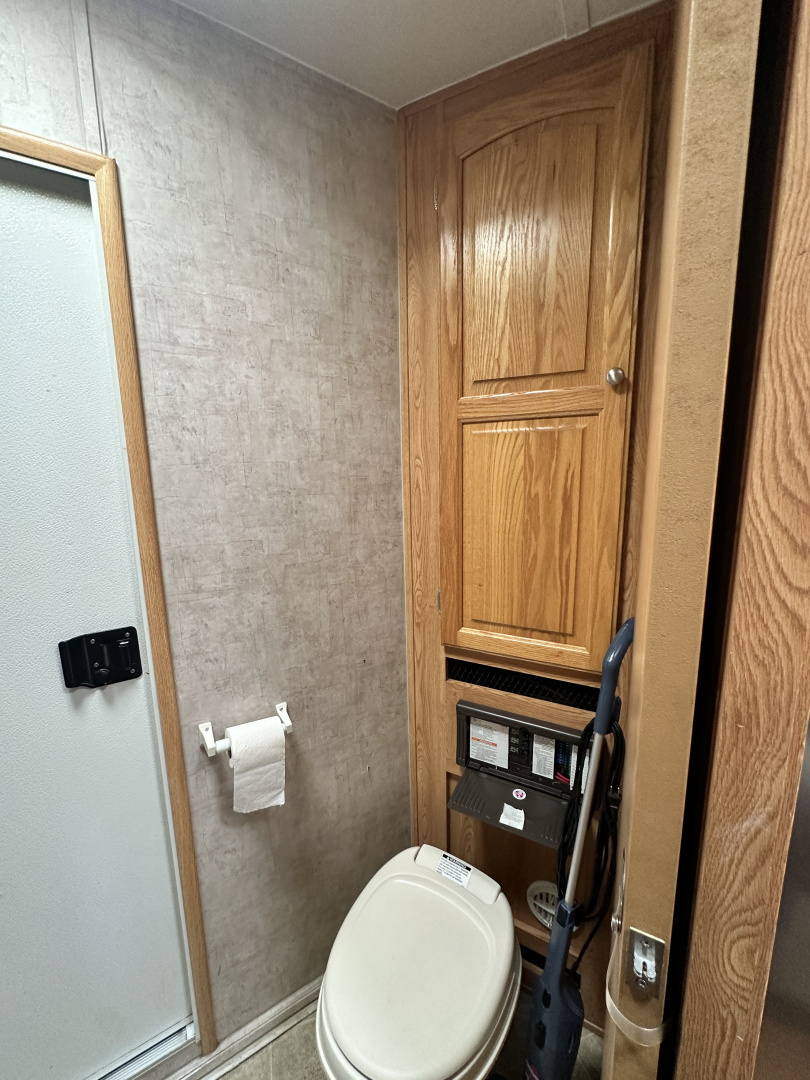 Used 2007 Bison Trailers 3H 10' LQ Horse Trailer