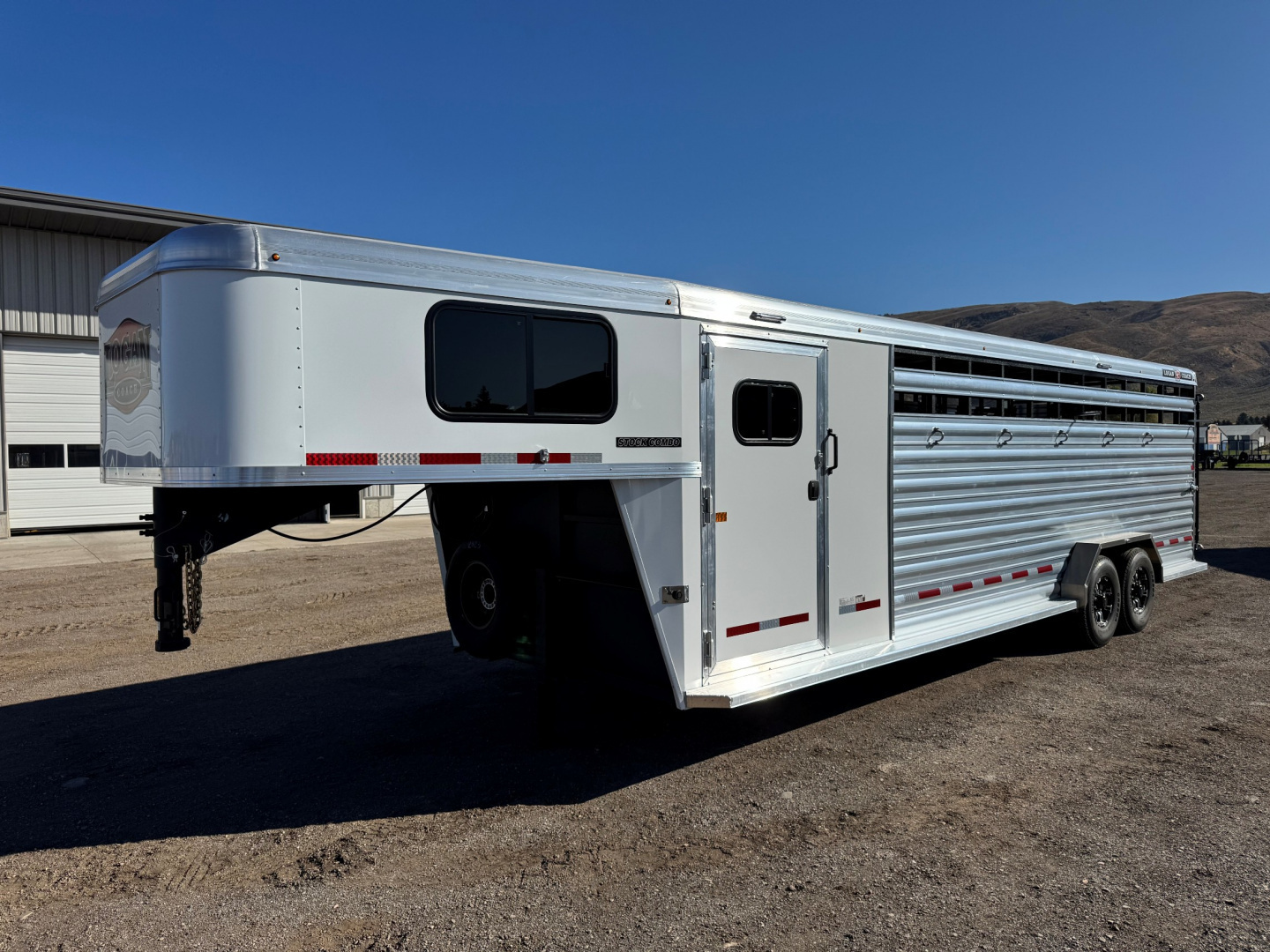 New 2026 Logan Coach 26' Stockman Combo-Dual Door
