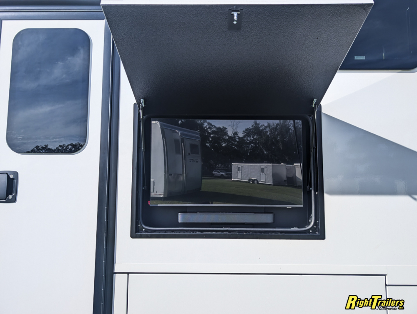 New 2027 Renegade RV Classic Peterbilt 589 45CME Motorhome With 1.5 Bathrooms