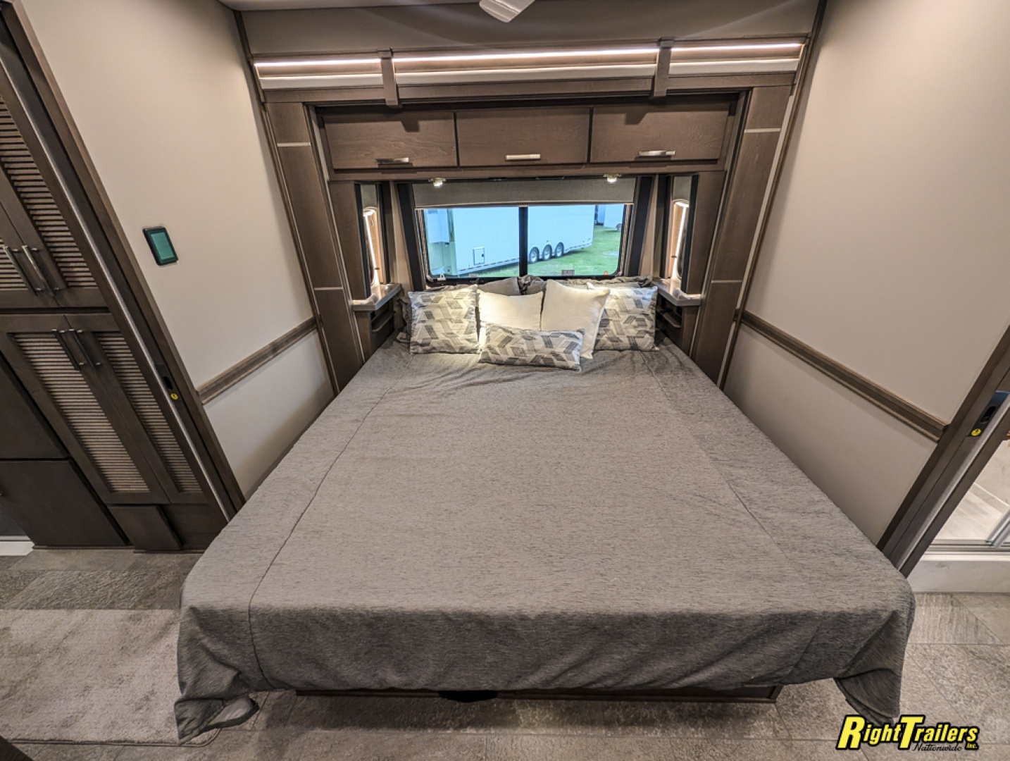 New 2027 Renegade RV Classic Peterbilt 589 45CME Motorhome With 1.5 Bathrooms