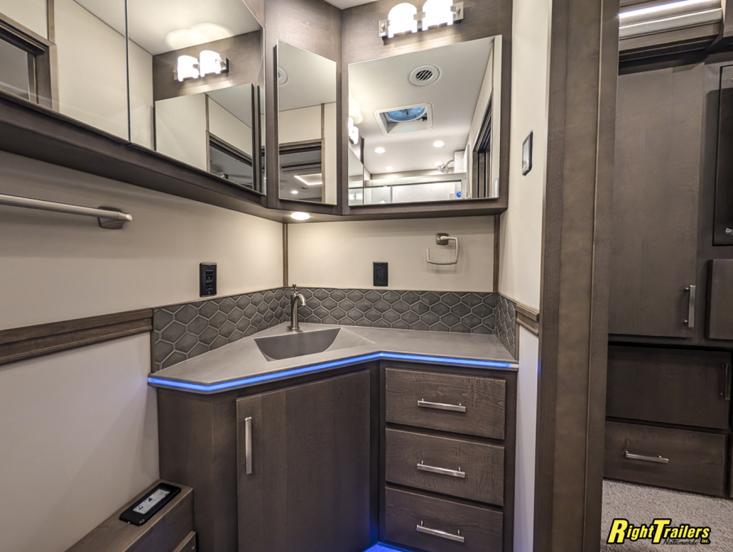 New 2027 Renegade RV Classic Peterbilt 589 45CME Motorhome With 1.5 Bathrooms