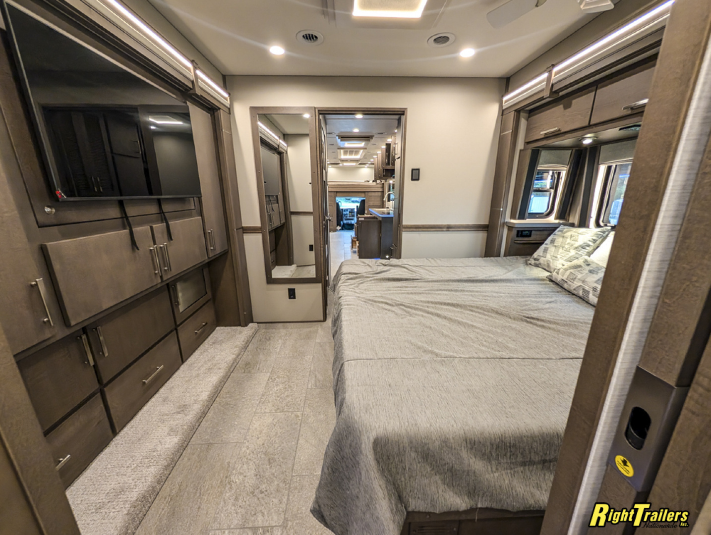 New 2027 Renegade RV Classic Peterbilt 589 45CME Motorhome With 1.5 Bathrooms