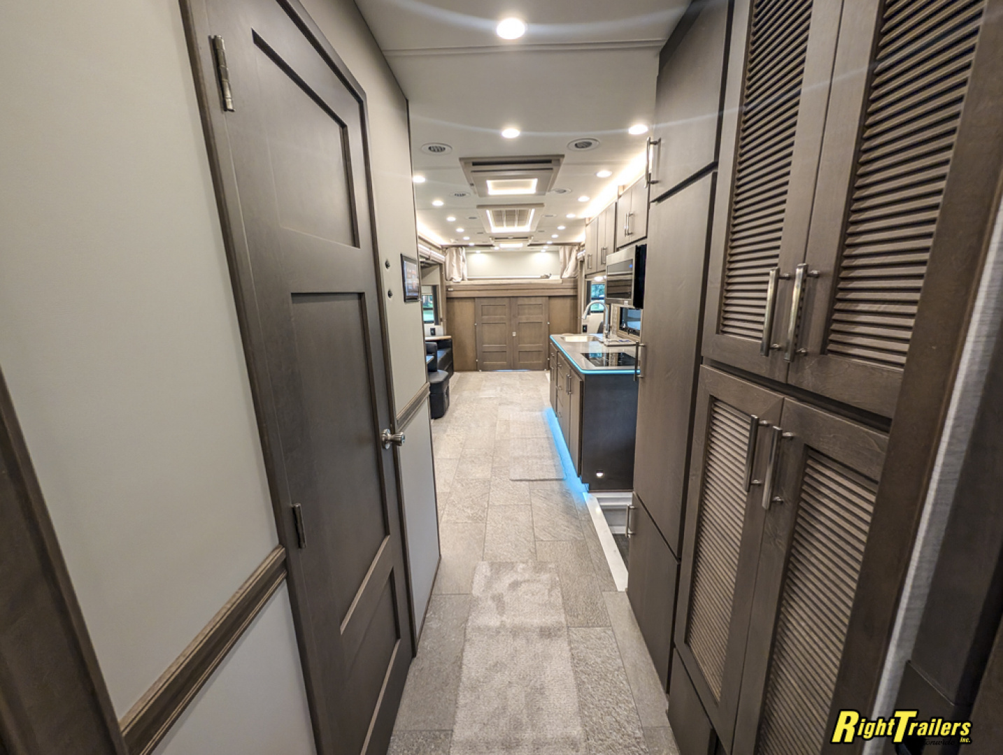 New 2027 Renegade RV Classic Peterbilt 589 45CME Motorhome With 1.5 Bathrooms