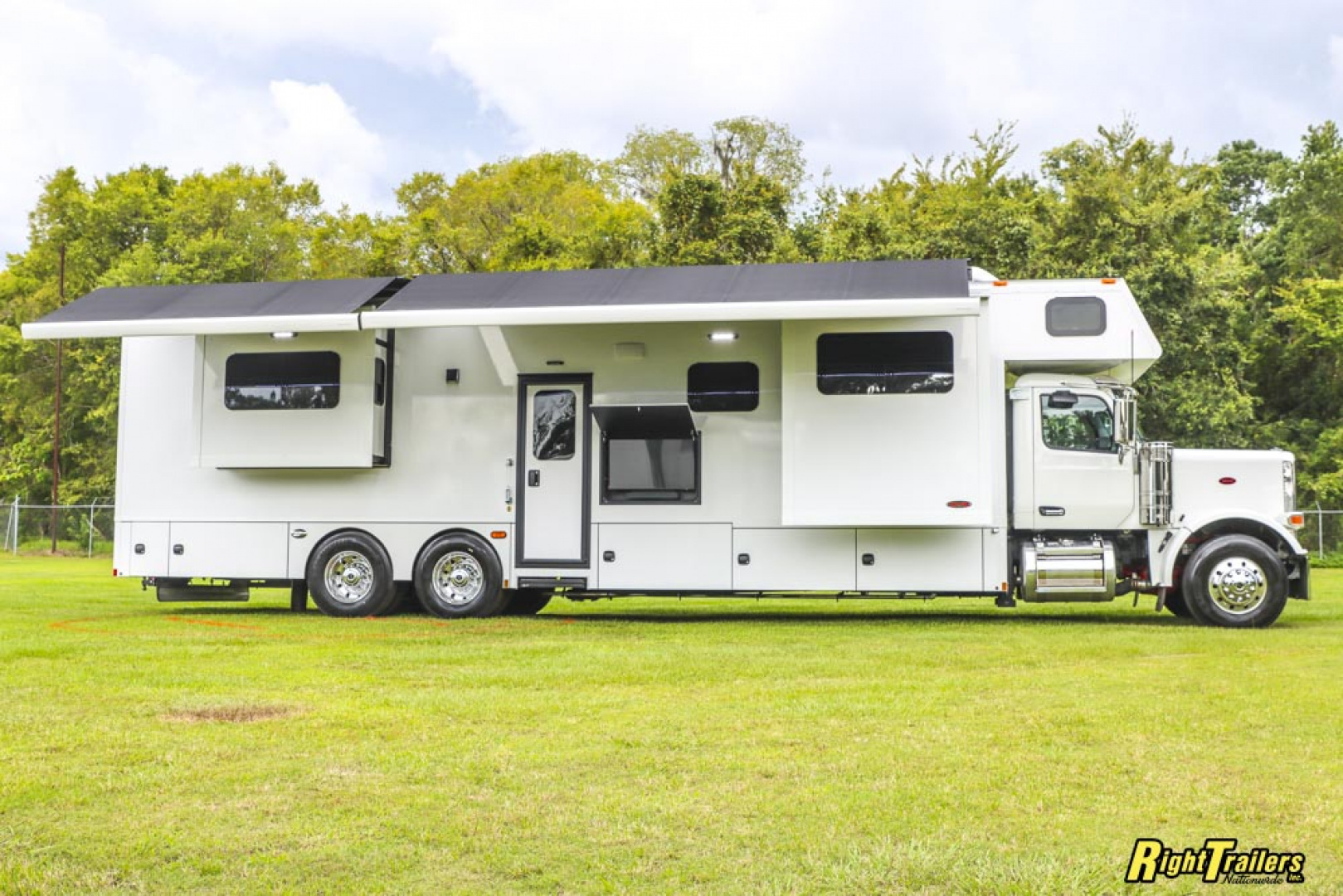 New 2027 Renegade RV Classic Peterbilt 589 45CME Motorhome With 1.5 Bathrooms
