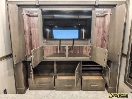 New 2027 Renegade RV Classic Peterbilt 589 45CME Motorhome With 1.5 Bathrooms