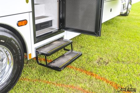 New 2027 Renegade RV Classic Peterbilt 589 45CME Motorhome With 1.5 Bathrooms