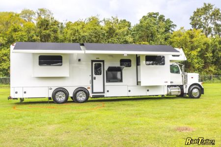 New 2027 Renegade RV Classic Peterbilt 589 45CME Motorhome With 1.5 Bathrooms