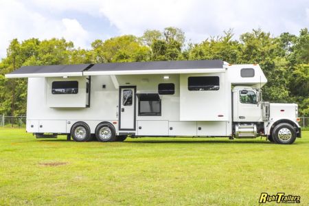 New 2027 Renegade RV Classic Peterbilt 589 45CME Motorhome With 1.5 Bathrooms