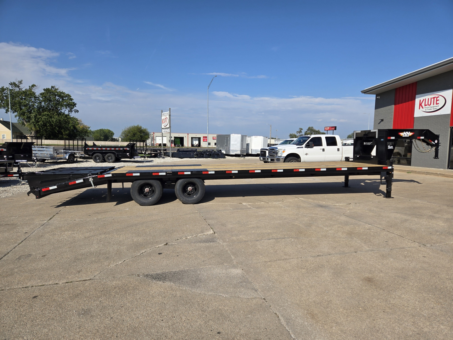 New 2026 H&H Trailers 102x25+5 HD Low Profile Dovetail Super Deluxe Ramps Gooseneck 22.5K Equipment Trailer