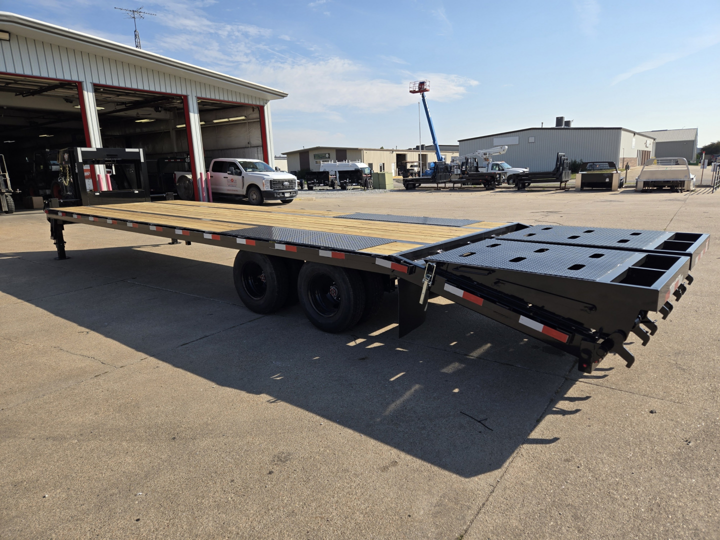 New 2026 H&H Trailers 102x25+5 HD Low Profile Dovetail Super Deluxe Ramps Gooseneck 22.5K Equipment Trailer