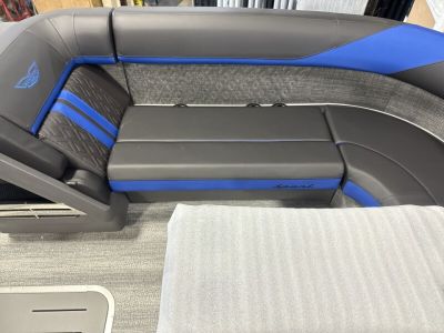 New 2026 Bennington 24' M Series Fastback Tri-toon Boat