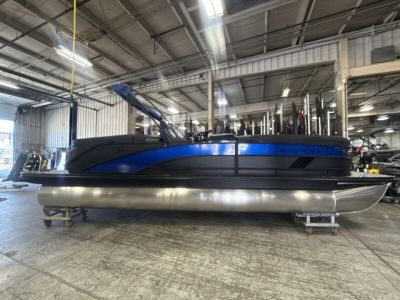 New 2026 Bennington 24' M Series Fastback Tri-toon Boat