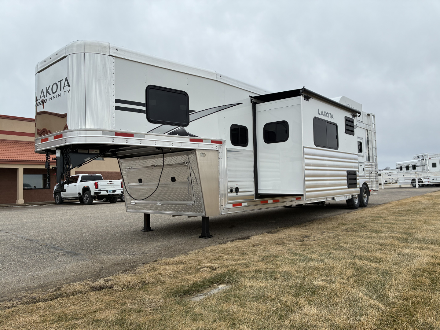 New 2026 Lakota IN8315SR 3H 15' LQ Horse Trailer