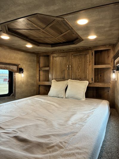 New 2026 Lakota IN8315SR 3H 15' LQ Horse Trailer
