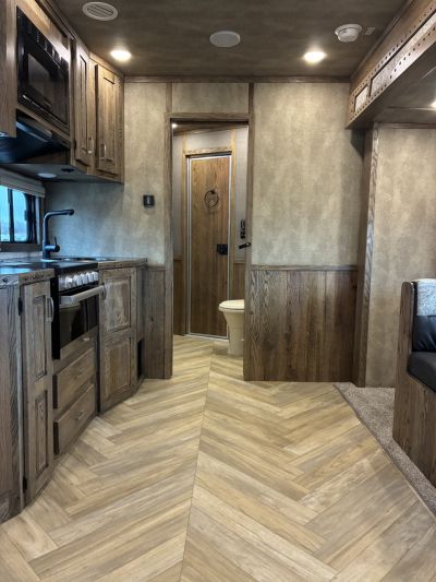 New 2026 Lakota IN8315SR 3H 15' LQ Horse Trailer