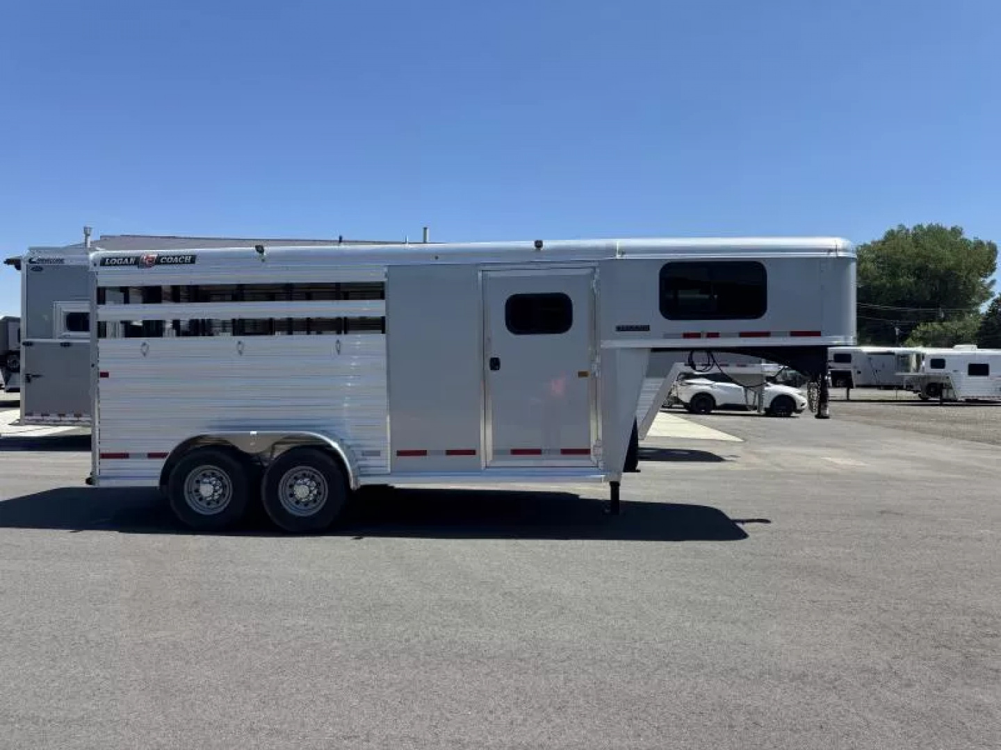 New 2025 Logan Coach Bullseye 3 Horse Stock Combo