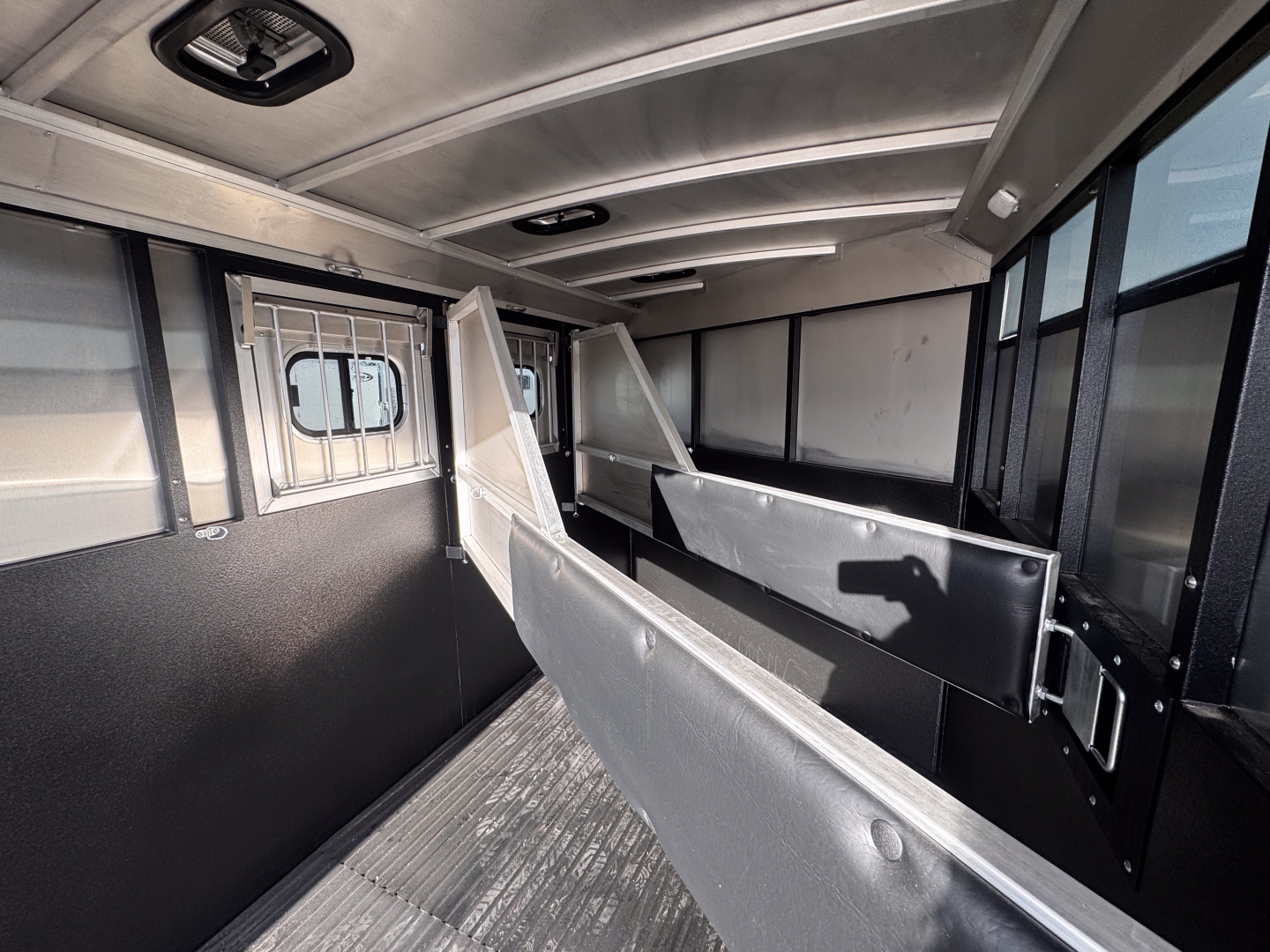New 2026 Logan Coach 3H BP CROSSFIRE Horse Trailer