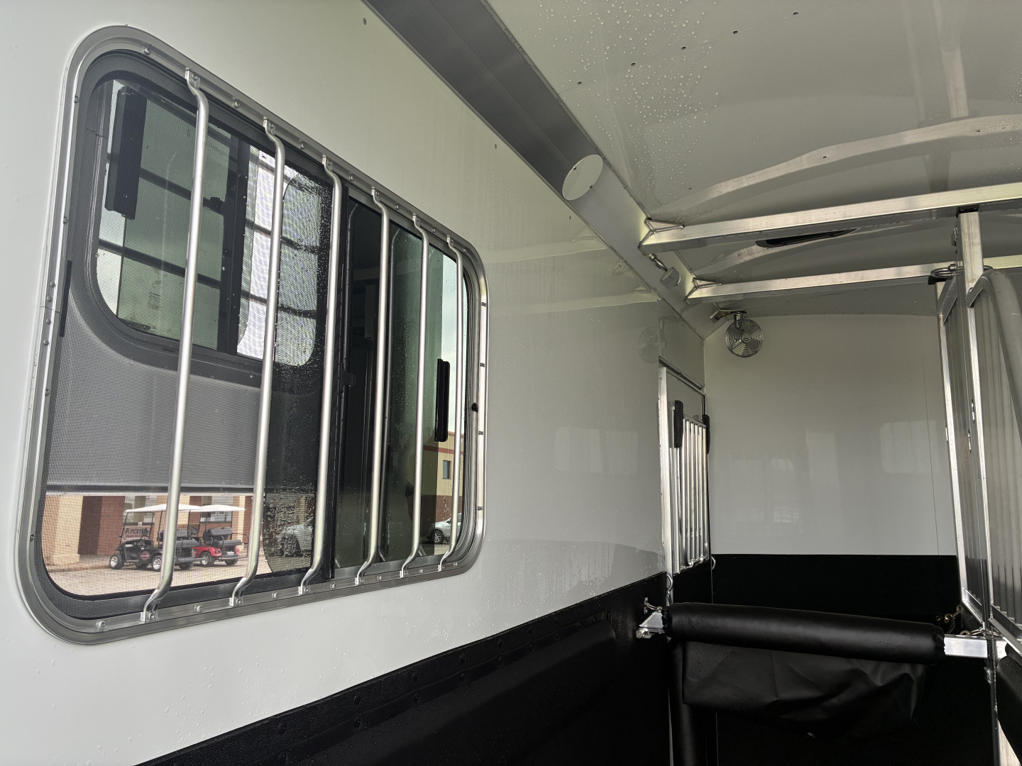New 2026 4-Star 2H GN Deluxe Straight Load Horse Trailer