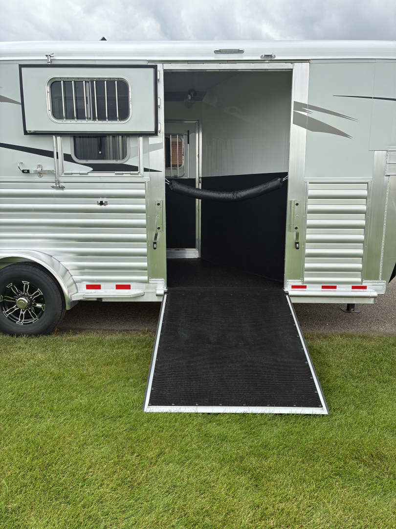 New 2026 4-Star 2H GN Deluxe Straight Load Horse Trailer