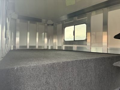 New 2026 4-Star 2H GN Deluxe Straight Load Horse Trailer