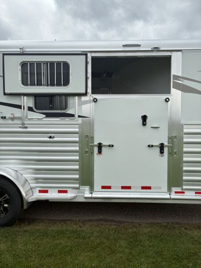 New 2026 4-Star 2H GN Deluxe Straight Load Horse Trailer