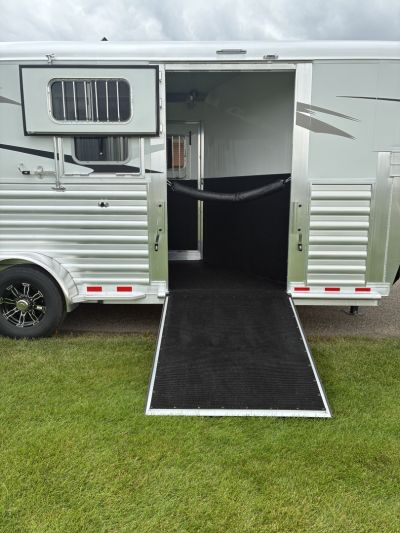 New 2026 4-Star 2H GN Deluxe Straight Load Horse Trailer