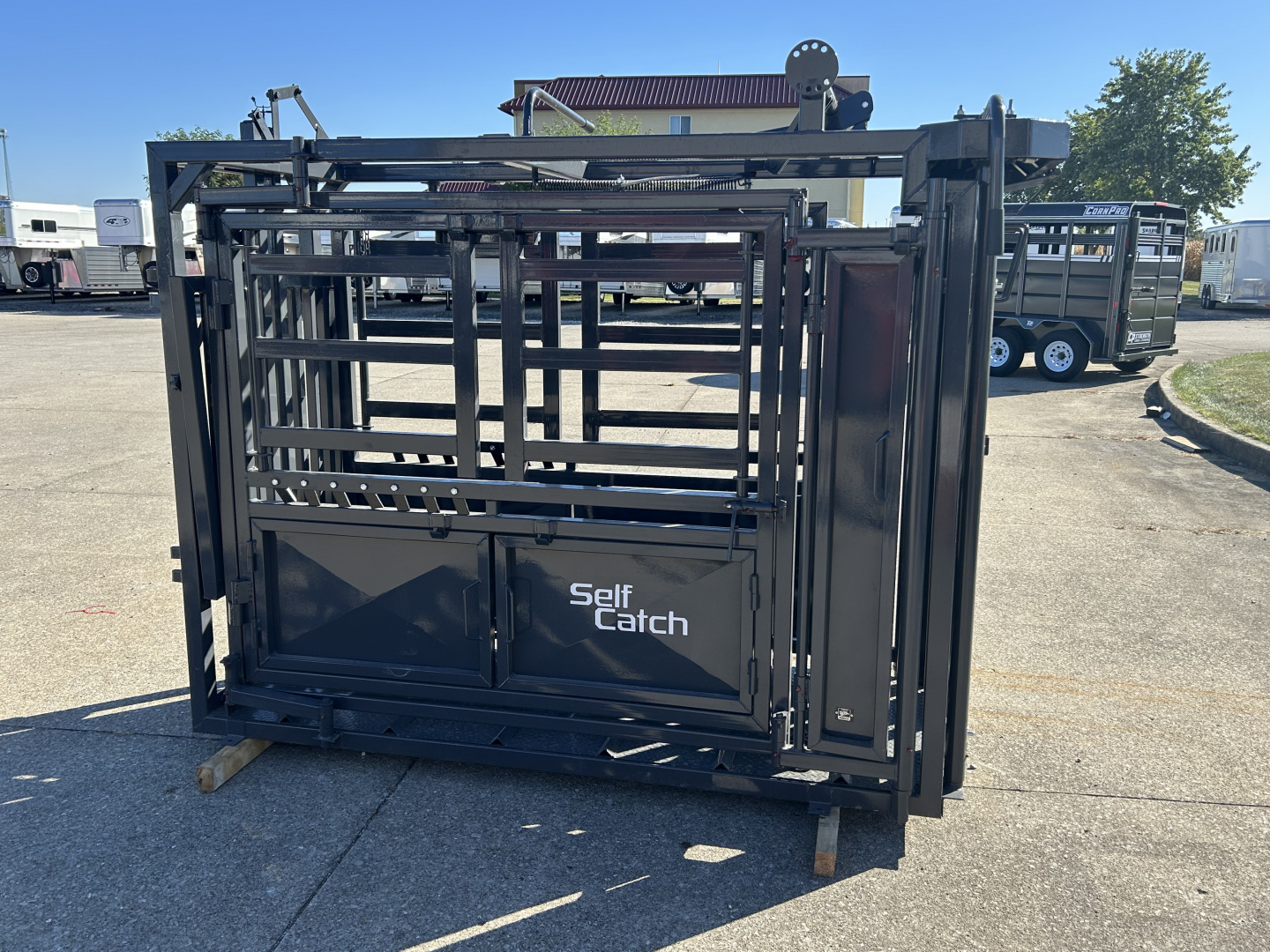 New 2026 Stock Pro Self Catch Cattle Squeeze Chute Livestock Equipment
