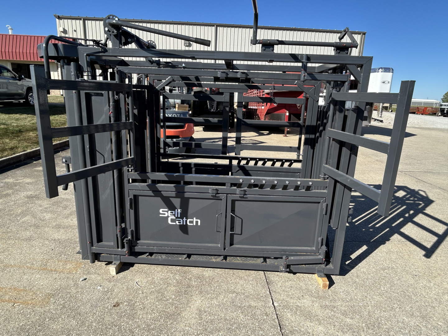 New 2026 Stock Pro Self Catch Cattle Squeeze Chute Livestock Equipment