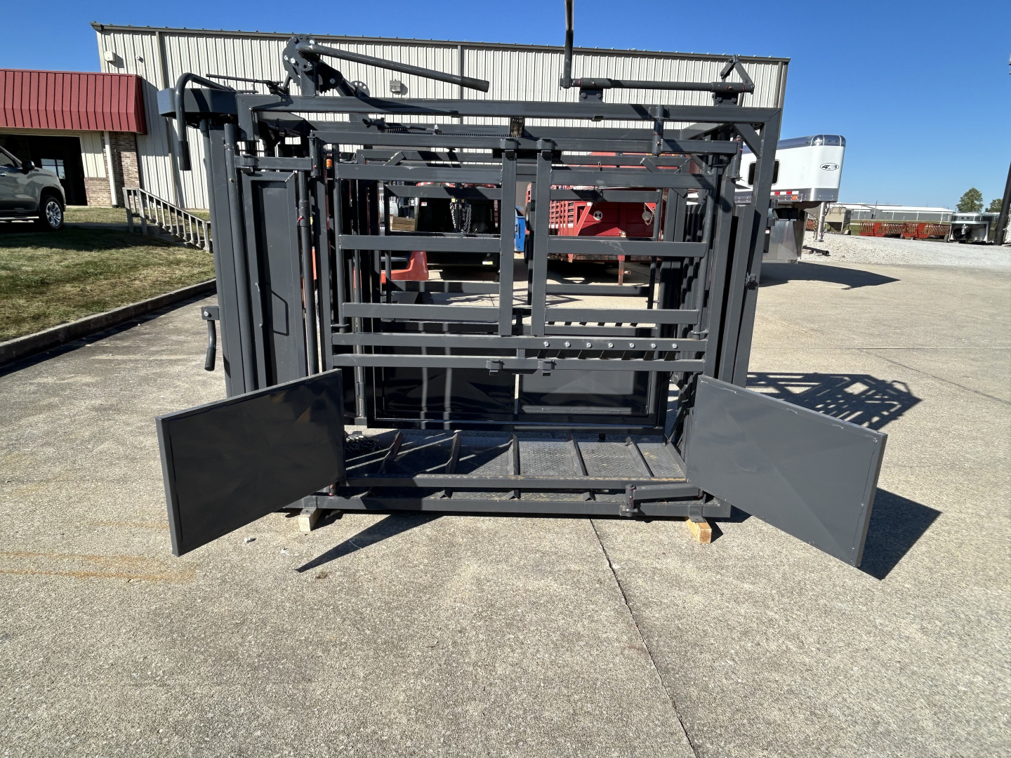 New 2026 Stock Pro Self Catch Cattle Squeeze Chute Livestock Equipment
