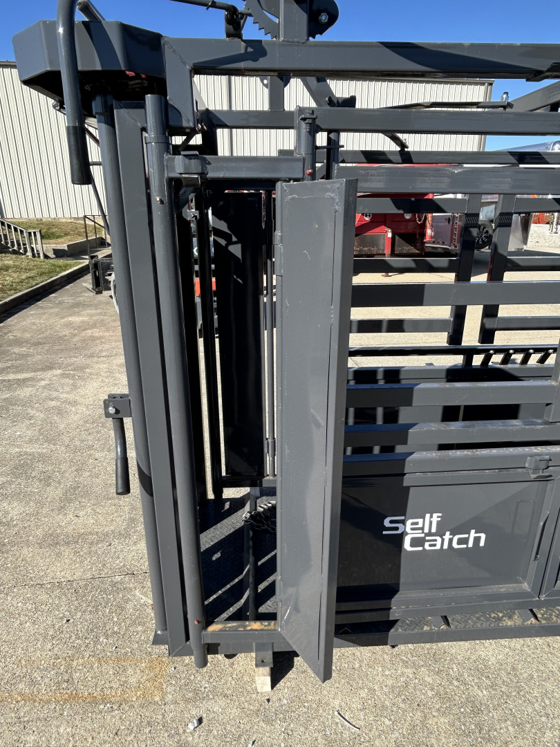 New 2026 Stock Pro Self Catch Cattle Squeeze Chute Livestock Equipment