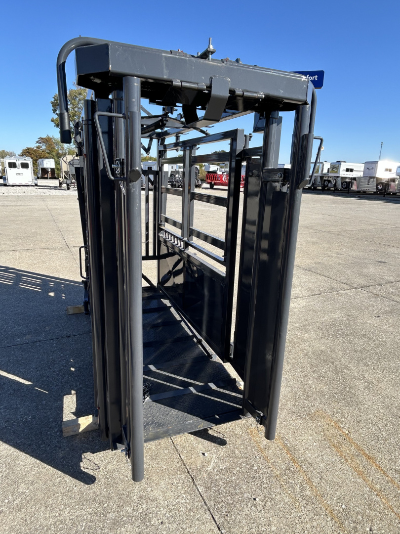New 2026 Stock Pro Self Catch Cattle Squeeze Chute Livestock Equipment