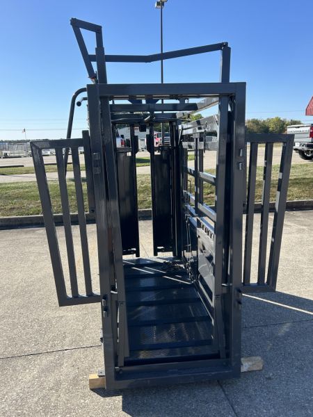 New 2026 Stock Pro Self Catch Cattle Squeeze Chute Livestock Equipment
