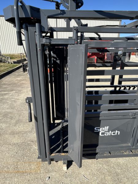 New 2026 Stock Pro Self Catch Cattle Squeeze Chute Livestock Equipment