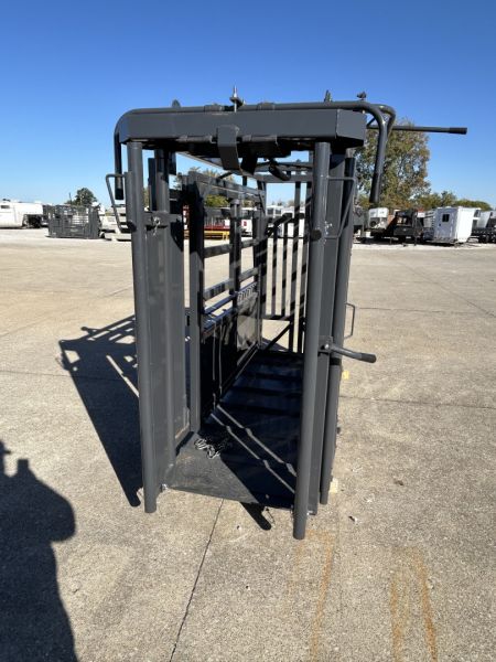 New 2026 Stock Pro Self Catch Cattle Squeeze Chute Livestock Equipment