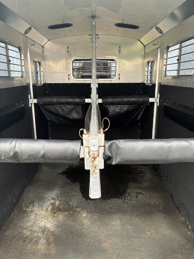 Used 2002 4-Star 2H Straight Load Horse Trailer