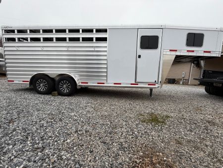 New 2026 Exiss Trailers Express CXF 4 Horse Slant Load GN w/Ramp Horse Trailer