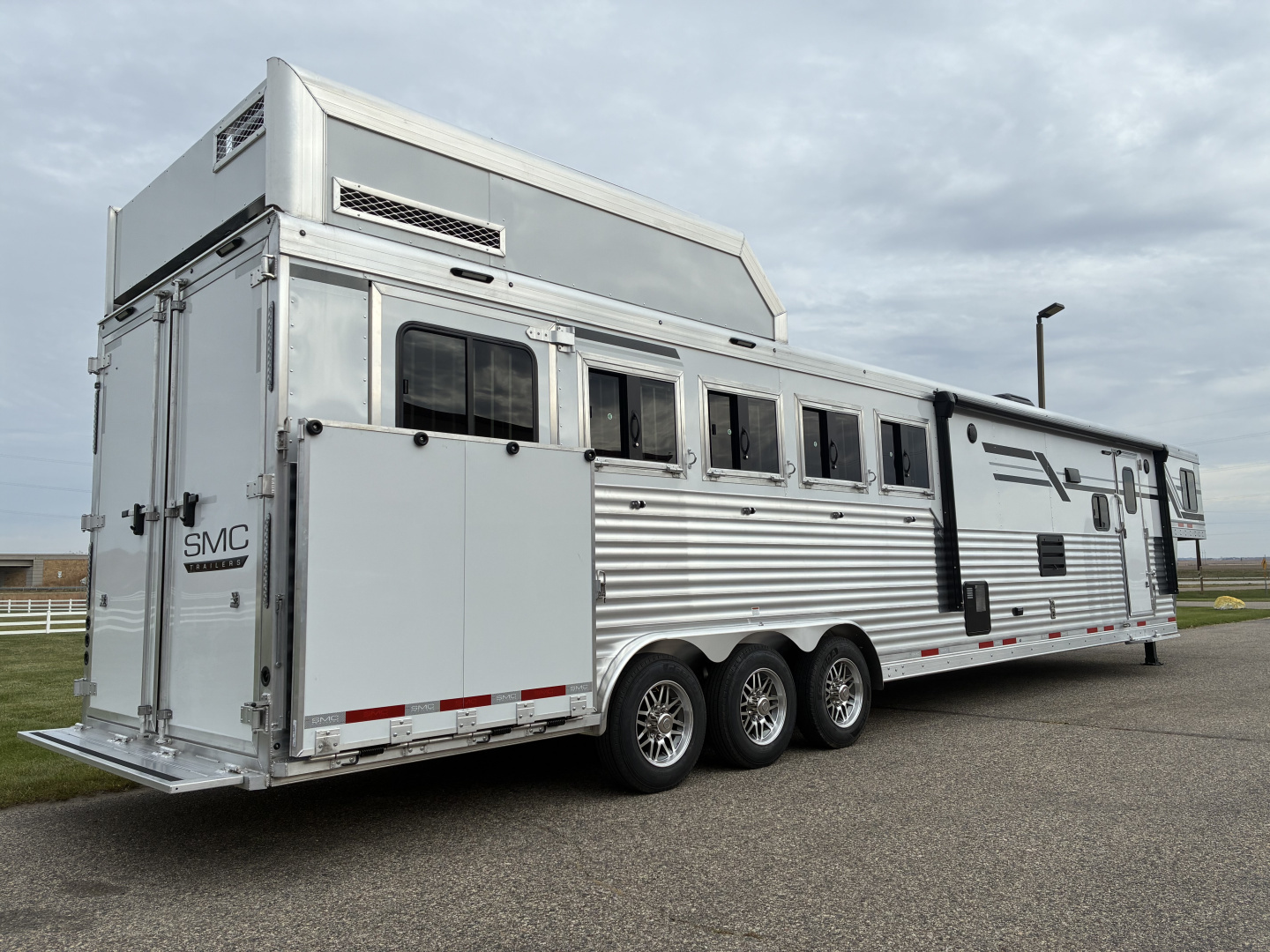 New 2026 SMC Laramie L8514SSRT 5H 14' LQ Horse Trailer