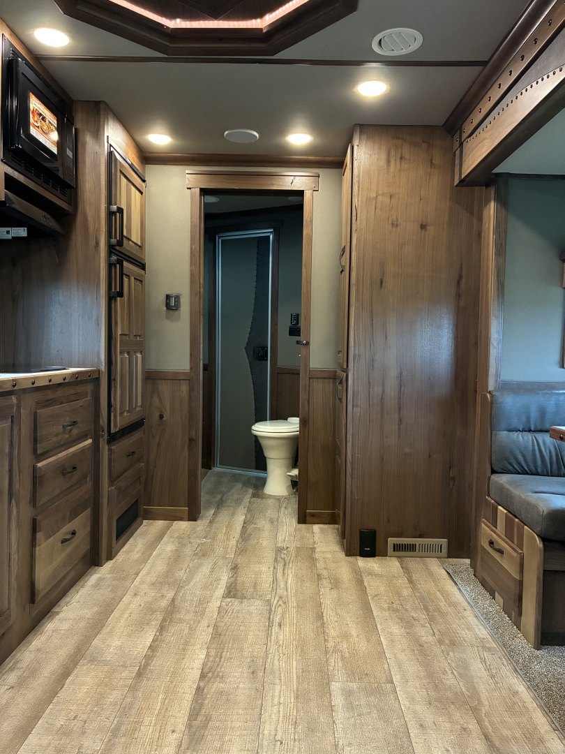 New 2026 SMC Laramie L8514SSRT 5H 14' LQ Horse Trailer